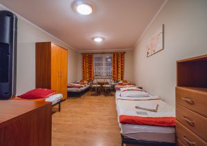 U Musa łóżka, stolik